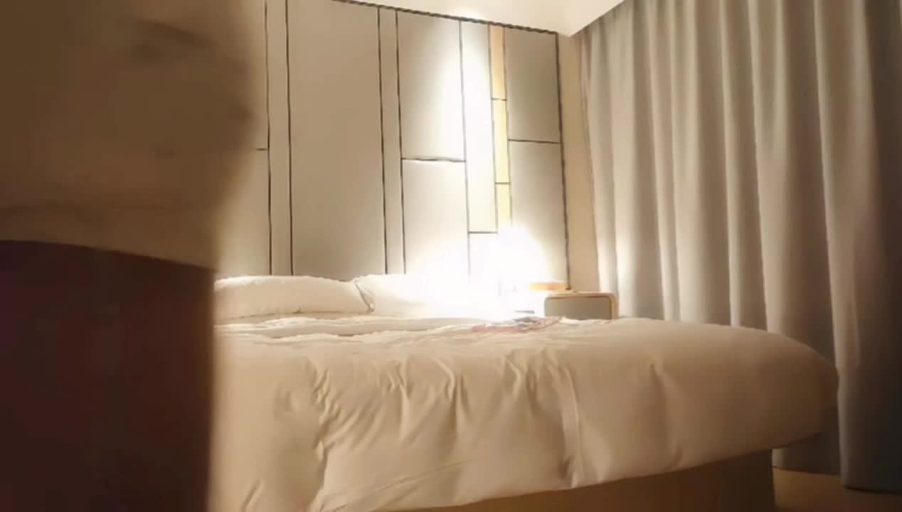 约了个高颜值大长腿妹子啪啪，穿上黑丝情趣装热舞扭动口交摸逼骑坐抬腿侧入猛草点赞更多精彩内容
