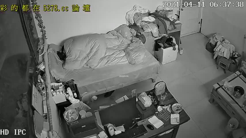 B166 黑客破解家庭网络摄像头偷拍中年大叔和30如狼40如虎的媳妇晚上过夫妻性生活