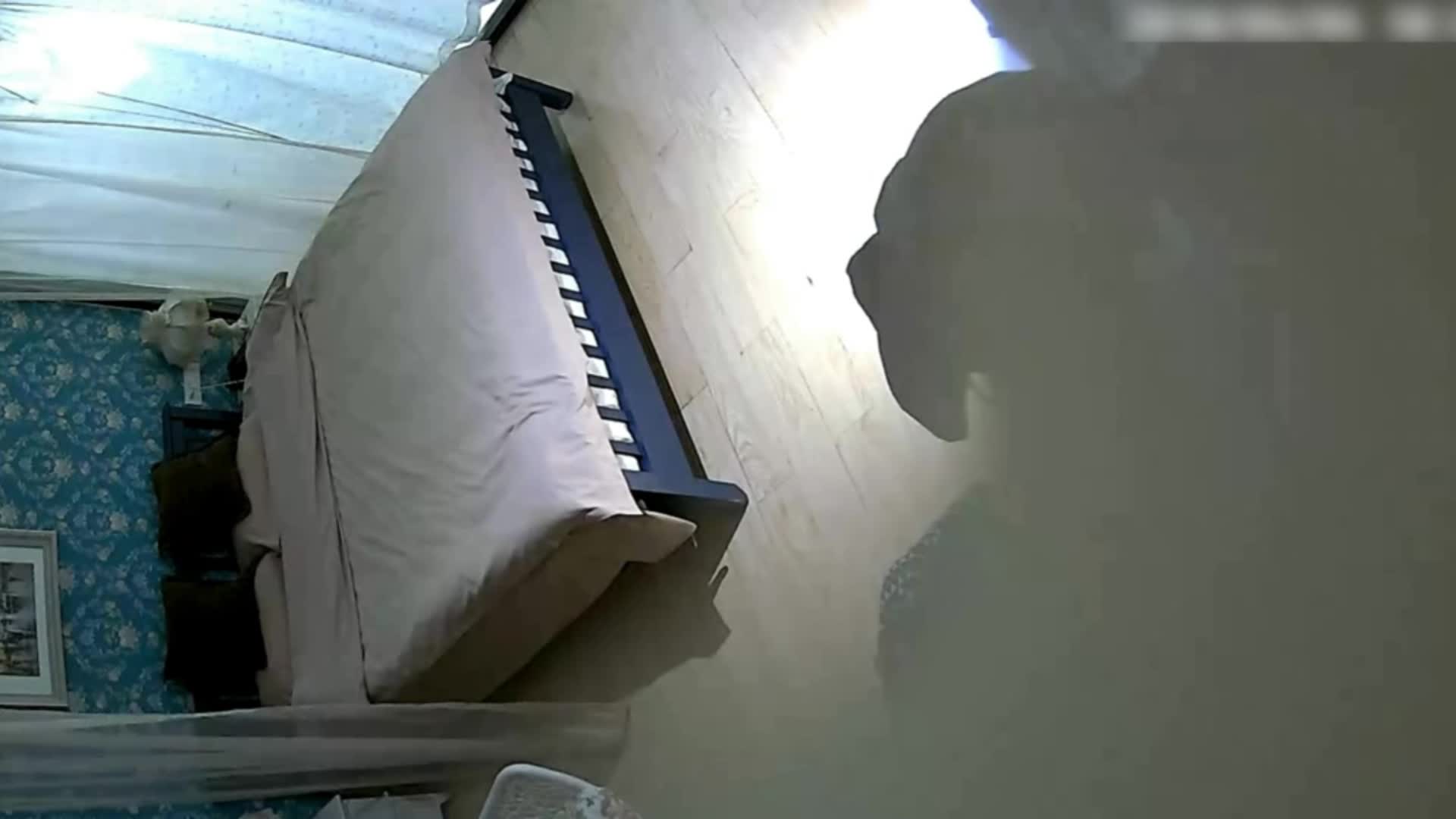 时尚气质的长发美女少妇酒店和情人开房偷情啪啪,跪在地上吃鸡巴,干完一次美女还要自己坐大屌上摇摆,太真实了 31分钟点赞更多精彩内容