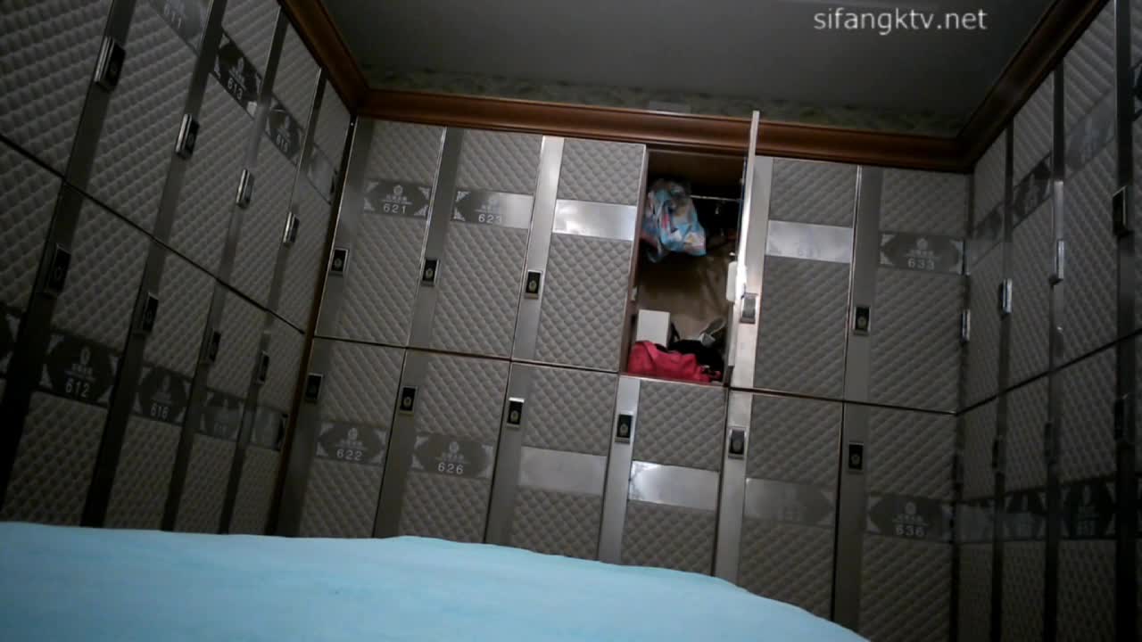 温泉会所~偷拍沐浴更衣~美女穿梭如织~点赞更多精彩内容