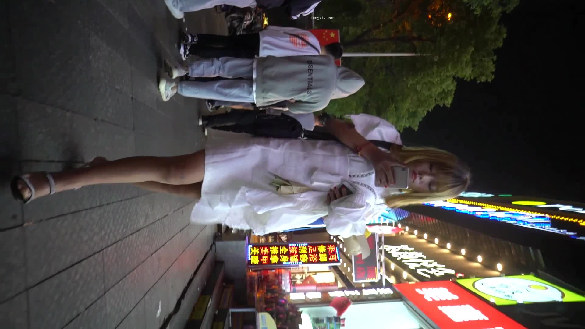 大街上逛街之旗袍美女刚被内射批流出白色精液 #露出 #内射 #旗袍 #无内 #街拍 #抄底