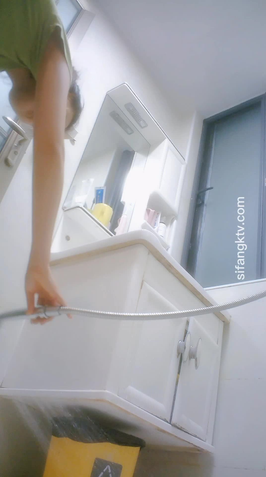 邪恶房东偷拍女租客洗澡点赞更多精彩内容