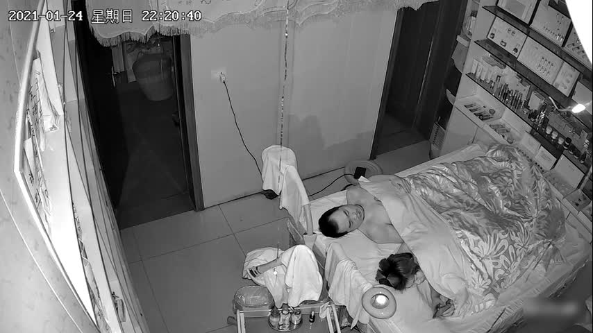 黑客破解美容院监控摄像头偷拍 老板娘玩着手机一边被老公操老哥还挺猛