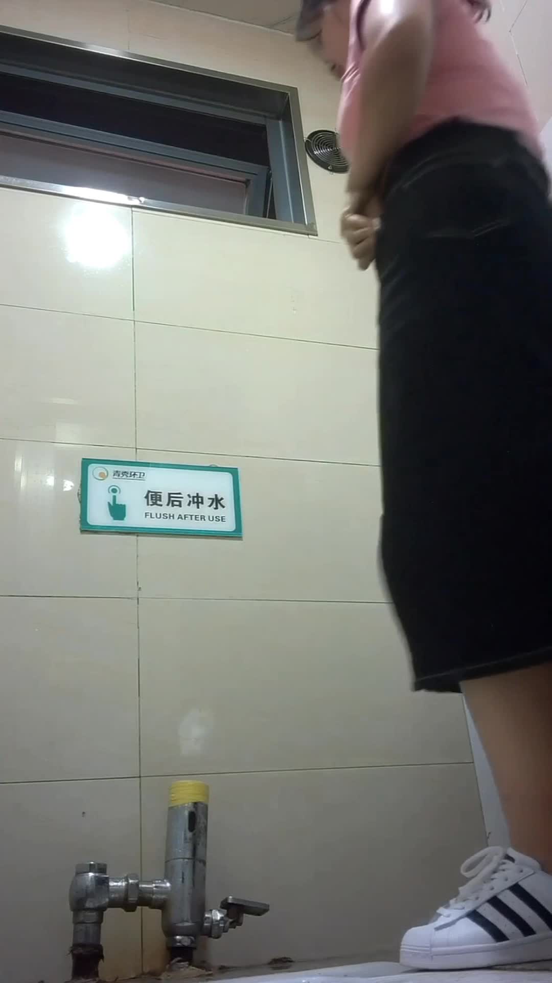 #厕拍 厕拍 商场女厕全景偷拍多位少妇嘘嘘 还有一位非常漂亮的小可爱13分钟点赞更多精彩内容