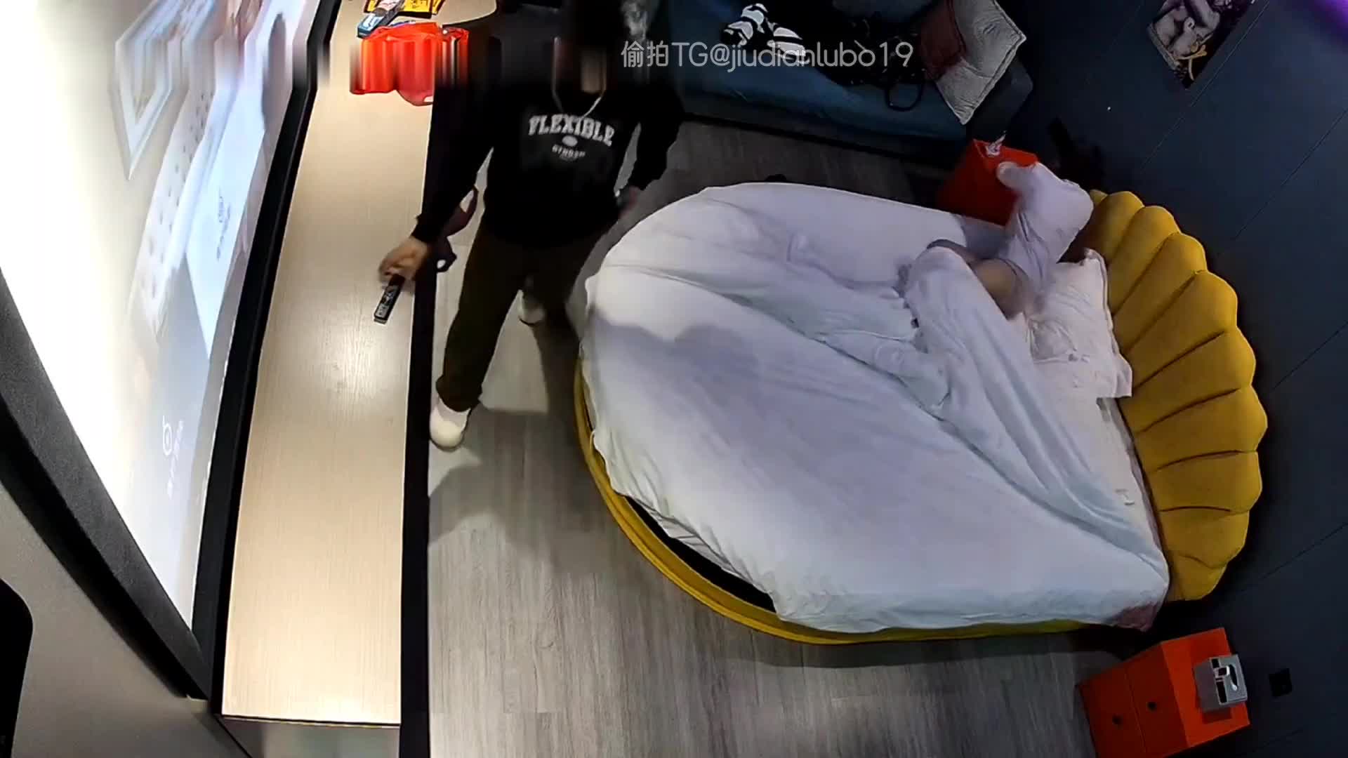 2024-1-2绝版酒店偷拍 极品女大学生JK制服配上斯文眼镜看不出来是个骚逼 没想到在男友面前这么饥渴 #酒店偷拍