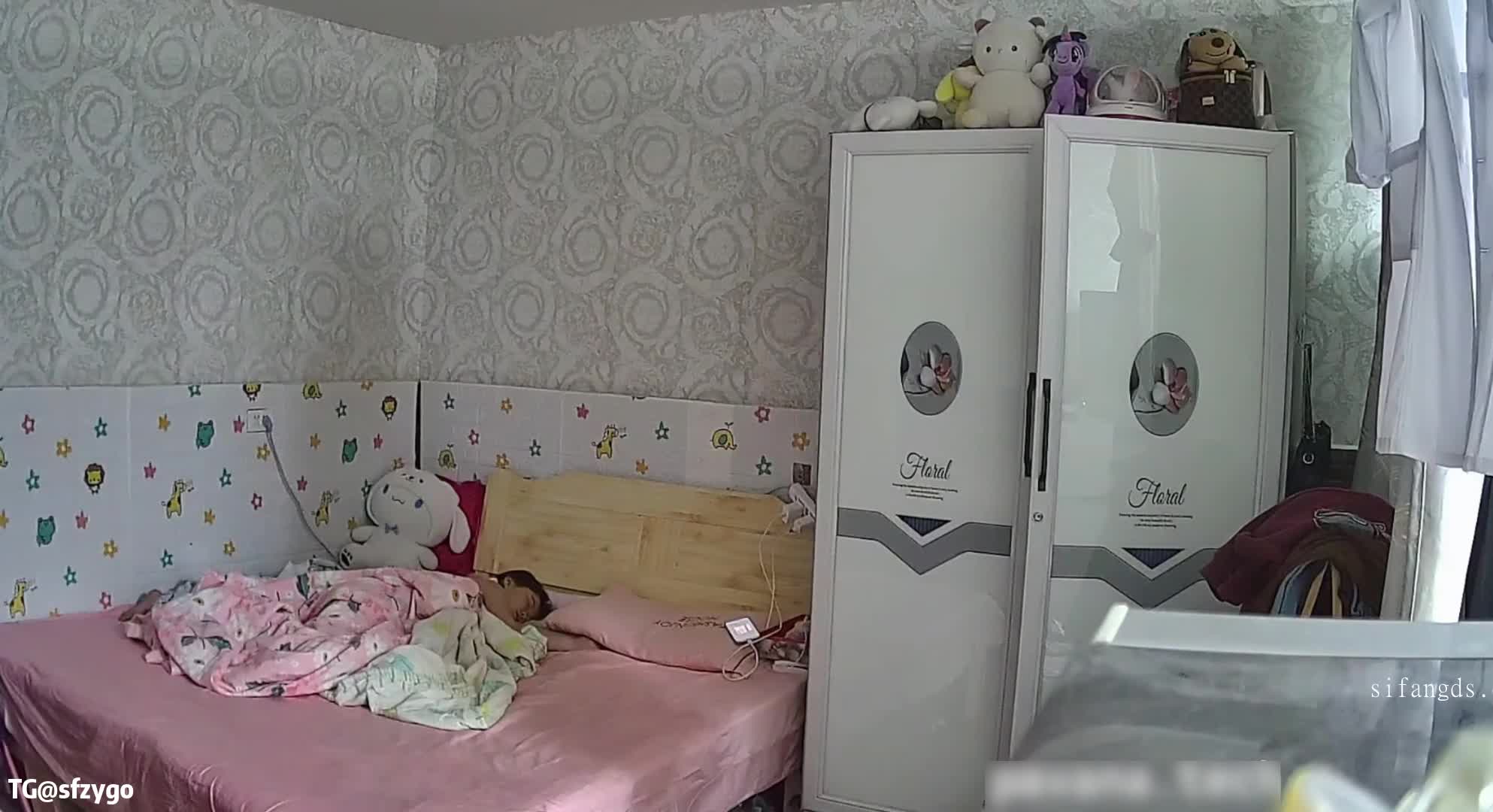#摄像头破解家庭监控摄像头破解 带娃的小少妇生活起居日常