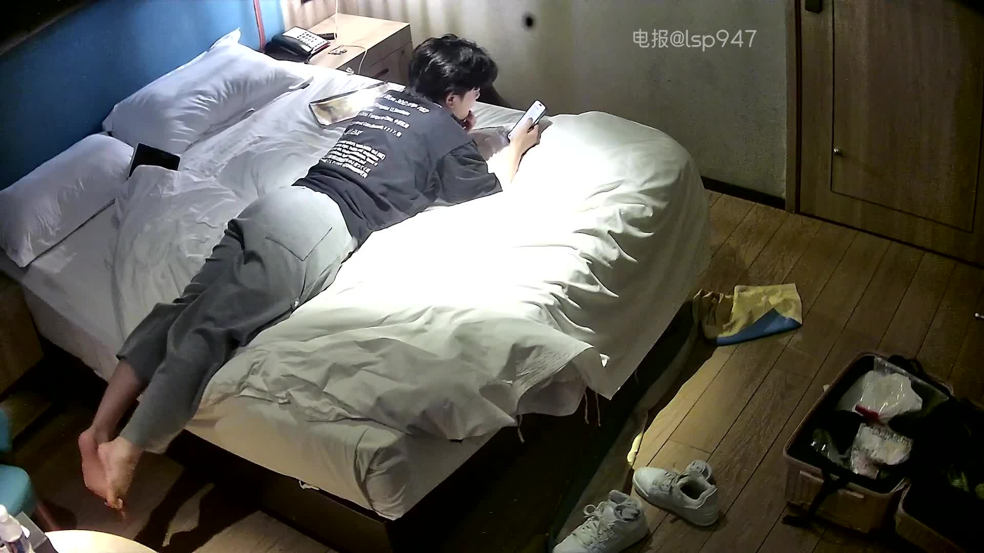 #酒店偷拍 大学生针孔摄像头酒店偷拍 极品高颜值反差学生女友 对白清晰 呻吟娇喘叫床好听，床上还放着英语书。。。42分52女：水好多 水好多 爸爸 爸爸 爸爸 插我的逼！43分51女：天呐 好舒服 （被男友抱起来操爽了，全内射进逼里了，估计是被男友滚烫的精子烫的舒服）
