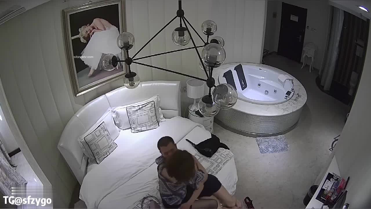 #酒店偷怕监控偷拍很有情调的一对中年人开个钟点房偷情，男的是丝袜控，女的穿黑丝而来满足男友的小癖好，进房就69互舔扛腿开干，男的一边抽插小穴一边闻丝袜脚，把小少妇搞的嗷嗷浪叫