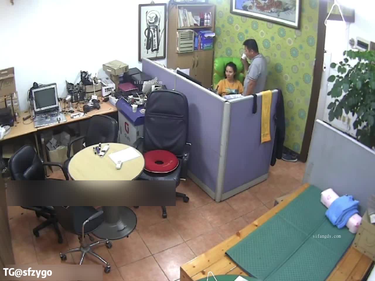 #摄像头破解破解监控摄像头 貌似办公室场地 老板来检查工作 来一次操一次 或者口一下 真是上班秘书干 下班干秘书！