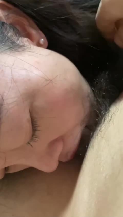 反差婊少妇公务员美熟女【蓝阿姨】厚厚的红唇显得无比性感，口交舌功了得［作者名称］: #蓝阿姨［特色标签］: #口爆 #口交 #肉丝
