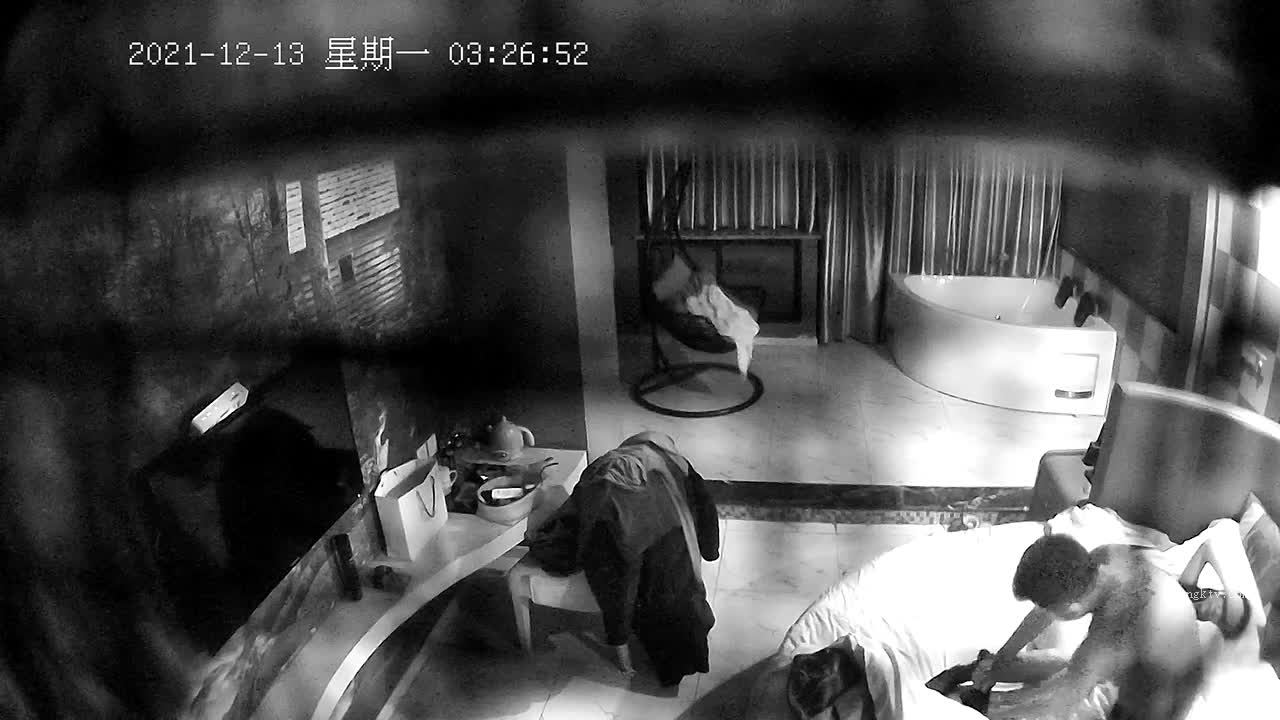 #酒店偷拍360酒店摄像头偷拍 贴心男友亲自为妹子穿上情趣渔网装 互相口交 撕开丝袜露出玉足 边插小骚逼边舔脚