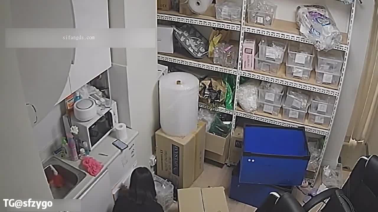 #摄像头破解办公室IP摄像头 抠门的老板不设置卫生间 女员工只能尿在杯子里 尿尿的时候还要当着其他同事的面。