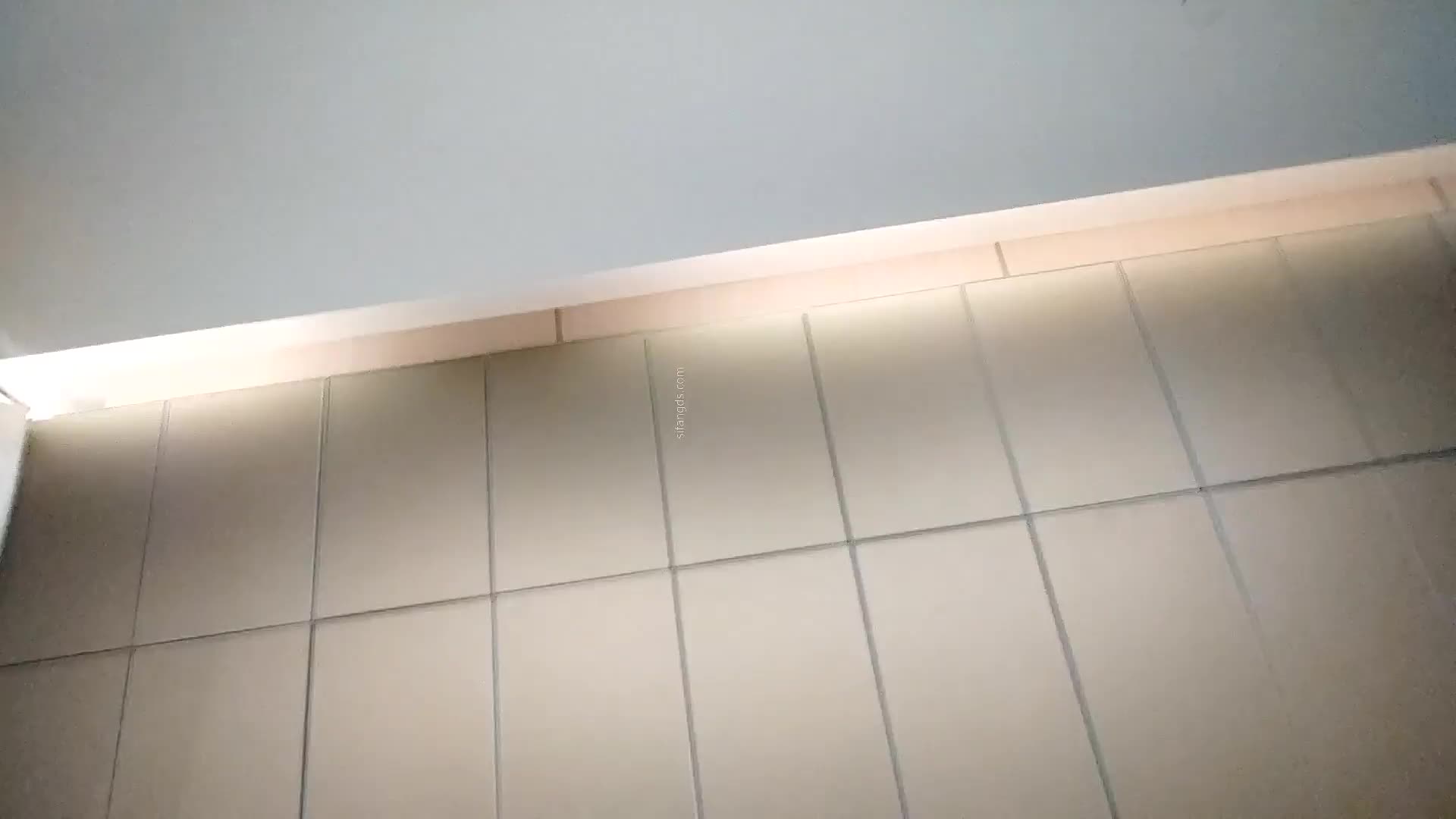#偷拍国内某温泉会所~跟拍几个附近高校的学妹浴池泡澡