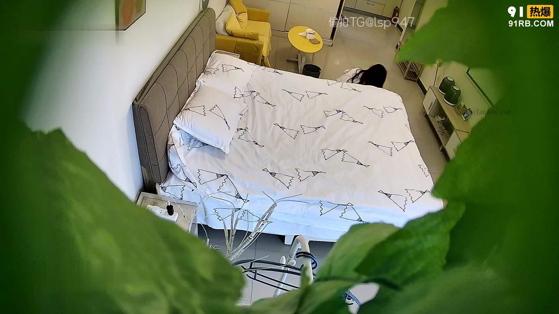 极品针孔摄像头酒店偷拍 超高颜值骚母狗反差婊 穿着黑白色蕾丝丁字裤被男友狠狠教训了一番！ #酒店偷拍