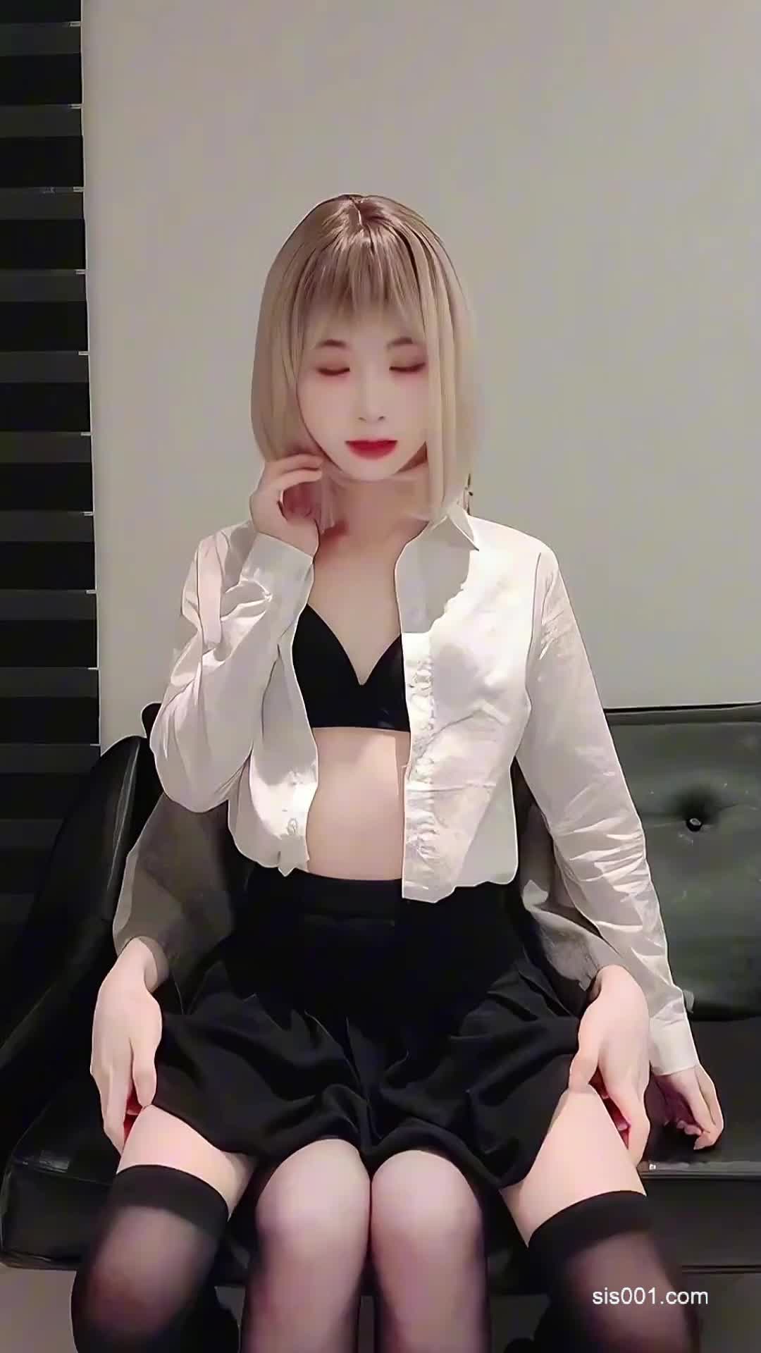 漂亮萝莉CDlua 身材娇小皮肤白皙 坐在小哥哥腿上上位骑乘 牛子乱晃 觉到前列腺液在缓缓流出 边操边撸表情很享受