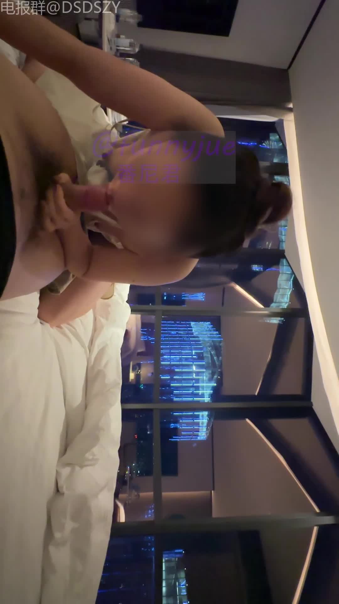 【袋鼠大叔-资源分享】推特13万粉三十路某校女教导主任绿帽夫妻【番尼君】SVIP私人定制 高级酒店敞开窗户潘尼嫂全力服务单男好怕成头条 #推特 #绿帽 #番尼君 #定制点击观看其他完整资源‘