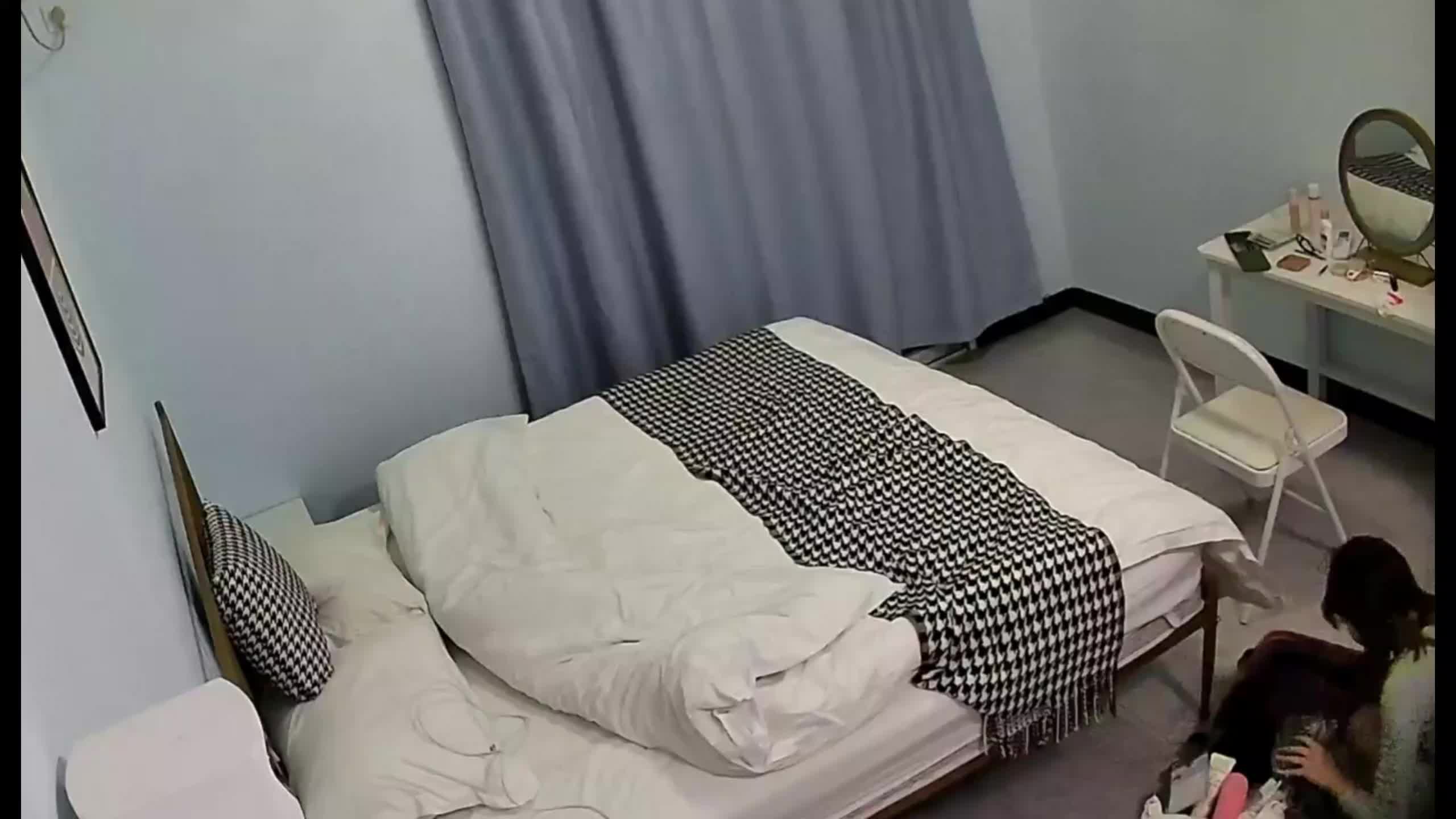 国产针孔偷拍 萝莉学生系列    放暑假的大学生情侣不回家带着行李开房先干一炮再回家 学生嫩妹子长得还真漂亮 身材又好 白嫩白嫩的奶子不大但也很诱人 男友都不前戏调情直接把鸡吧硬塞入淫穴中抽插了一会可能是没水不够滑 又停下来舔逼增加润滑度 反差学生妹被操的淫叫声连连 声音清晰好听 #酒店偷拍