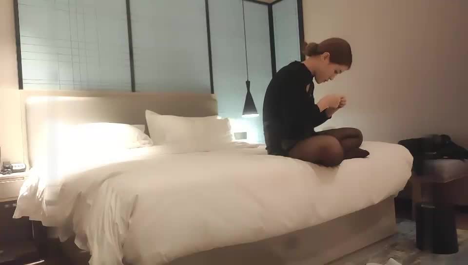 颜值不错性感黑丝妹子啪啪，穿着衣服摸奶调情蹲着口交上位骑坐大力猛操@nvhaizi18任意关键字 电报敏感资源搜索