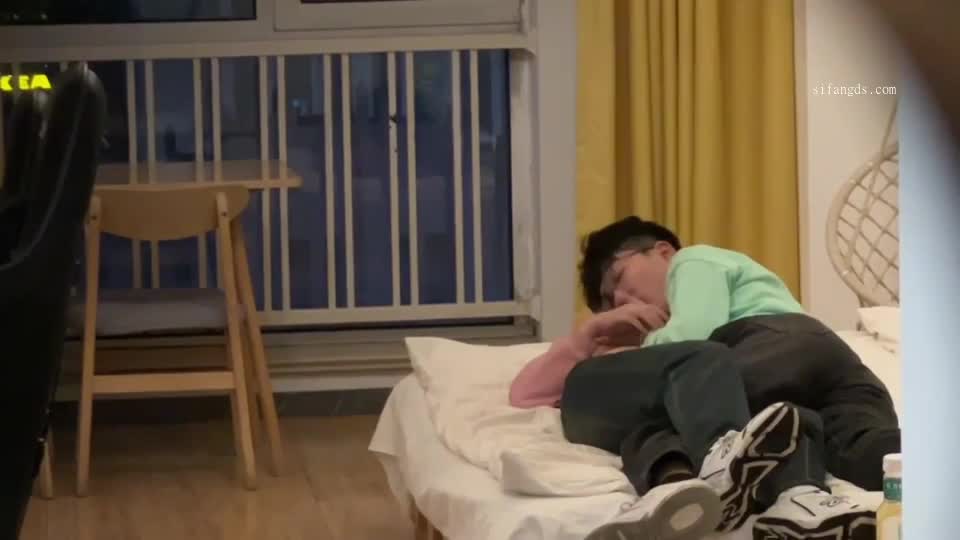 猫眼TP私人公寓服务员超近视角猫眼清晰偷拍妹子给男友胸推打飞机手上全是精液 #酒店偷拍