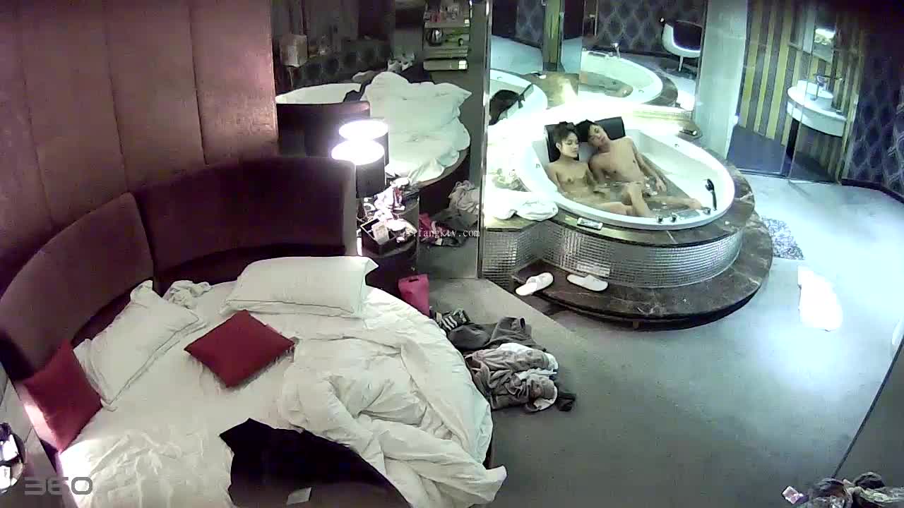 贵在真实，主题酒店全景偷拍，小情侣激情造爱，身材苗条小美女被各种啪啪，换上水手服增加性趣