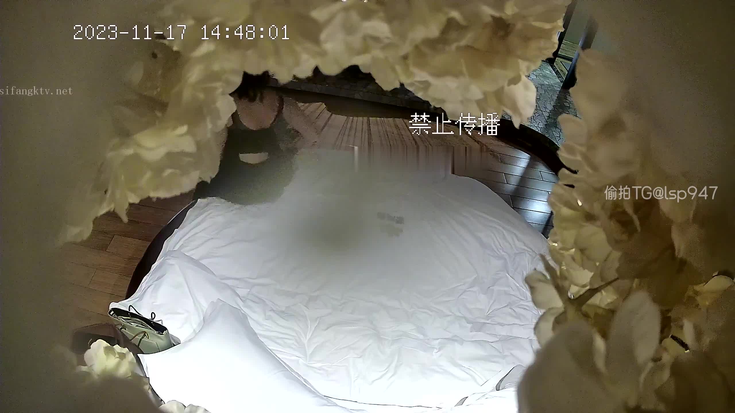 精品针孔摄像头酒店偷拍 丝袜高跟鞋骚母狗被纹身老哥带来开房，情趣节目整的挺到位，这小子居然一边和炮友做爱一边跟别的妹子发视频笑死我了！ #酒店偷拍