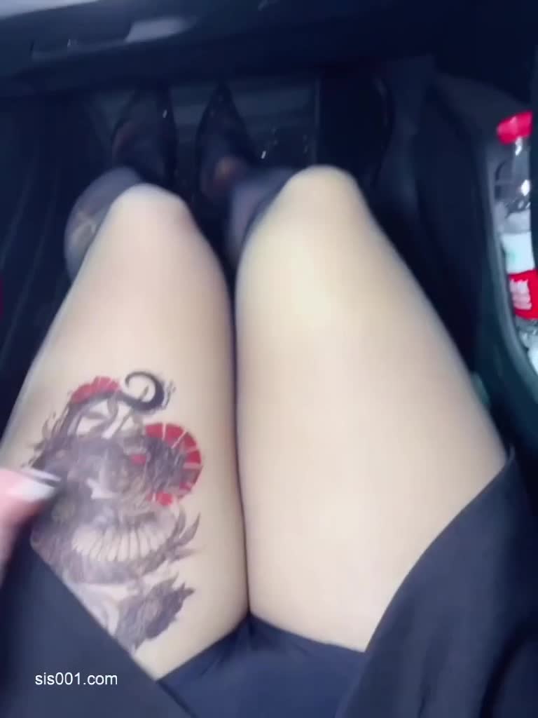 浙江漂亮伪娘CDPP 玩人前露出对于有露出癖的我来说简直就是手拿把掐 在陌生人面前露出自慰已经是常规操作了 边撸边射