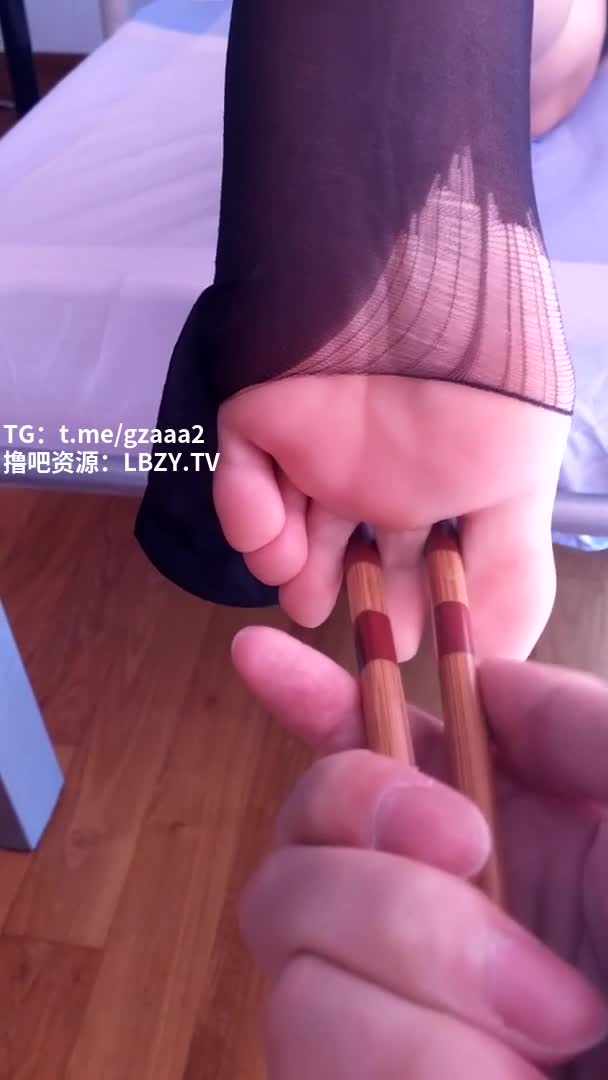 【被绑在床】【匿名投稿 高中眼镜骚逼 这母狗喜弄真不错啊】#高中生