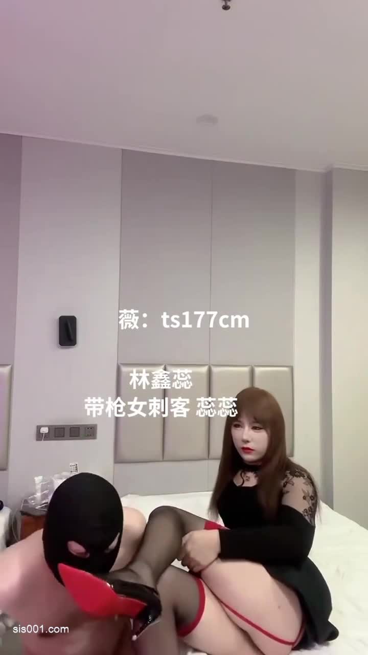 漂亮Ts林鑫蕊 是妈妈的肉便器操死我 黑丝高跟骚狗儿子用力的吮吸着妈妈的黑丝袜别提味道有多爽了 吸着R被操的好爽
