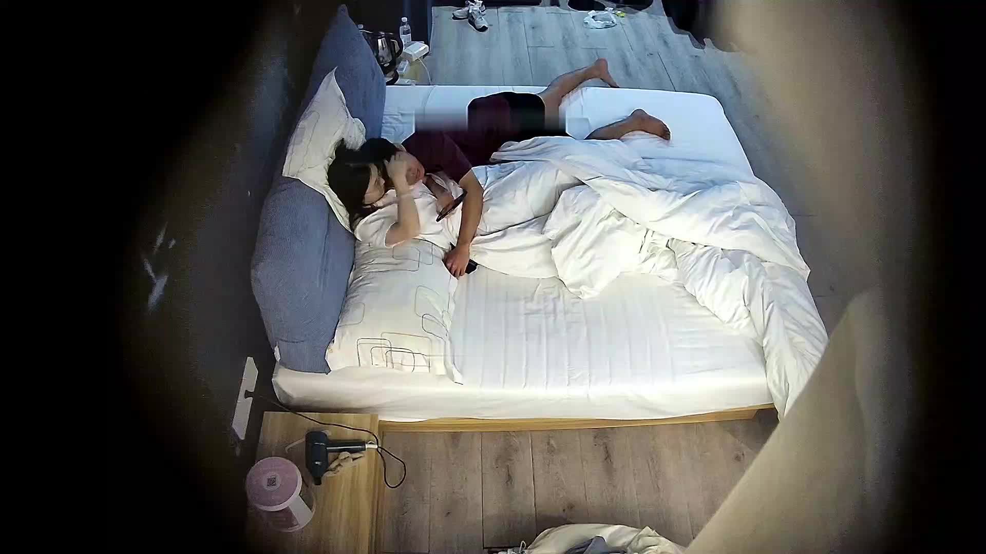 戴着眼镜爱穿jk制服的学妹害羞的跟体育生男友开房，跟男友热吻放不开，男友也是个猴急之人，不知道调情。直接隔着学妹的制服就是操，后入那屁股，我看得爱了。就是这么好的打桩战斗机，你就干这几分钟。跟猛男的标签差远了。学妹心里绝对一万个不情愿。这腿，应该能玩个一个小时不成问题。为了感谢各位在频道的支持  #酒店偷拍