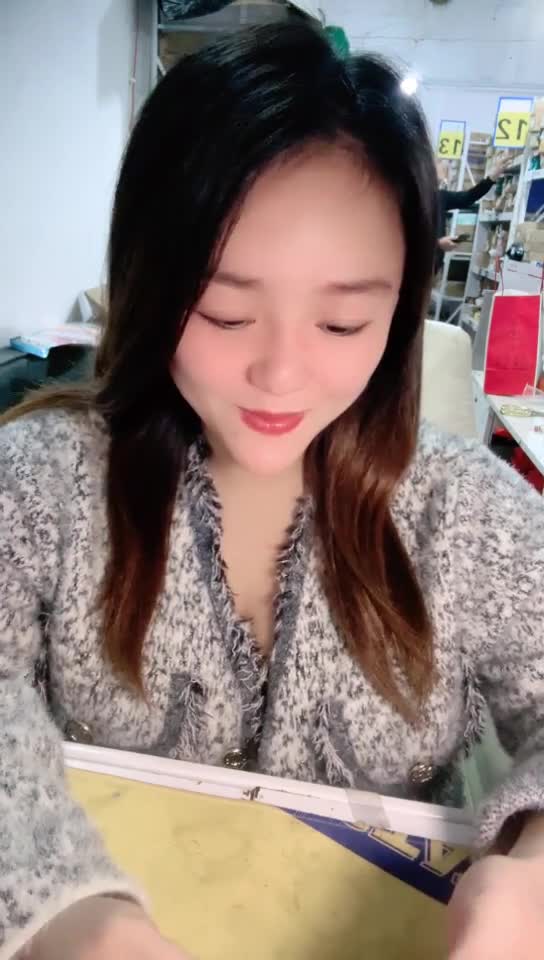 #快递站小妹 #露出 #反差 #跳蛋 带着跳蛋露出嗨干活！牛的！进群看全集进群点我超高速梯子价格实惠！机场点我！！活动正在进行中详细见置顶哦！！
