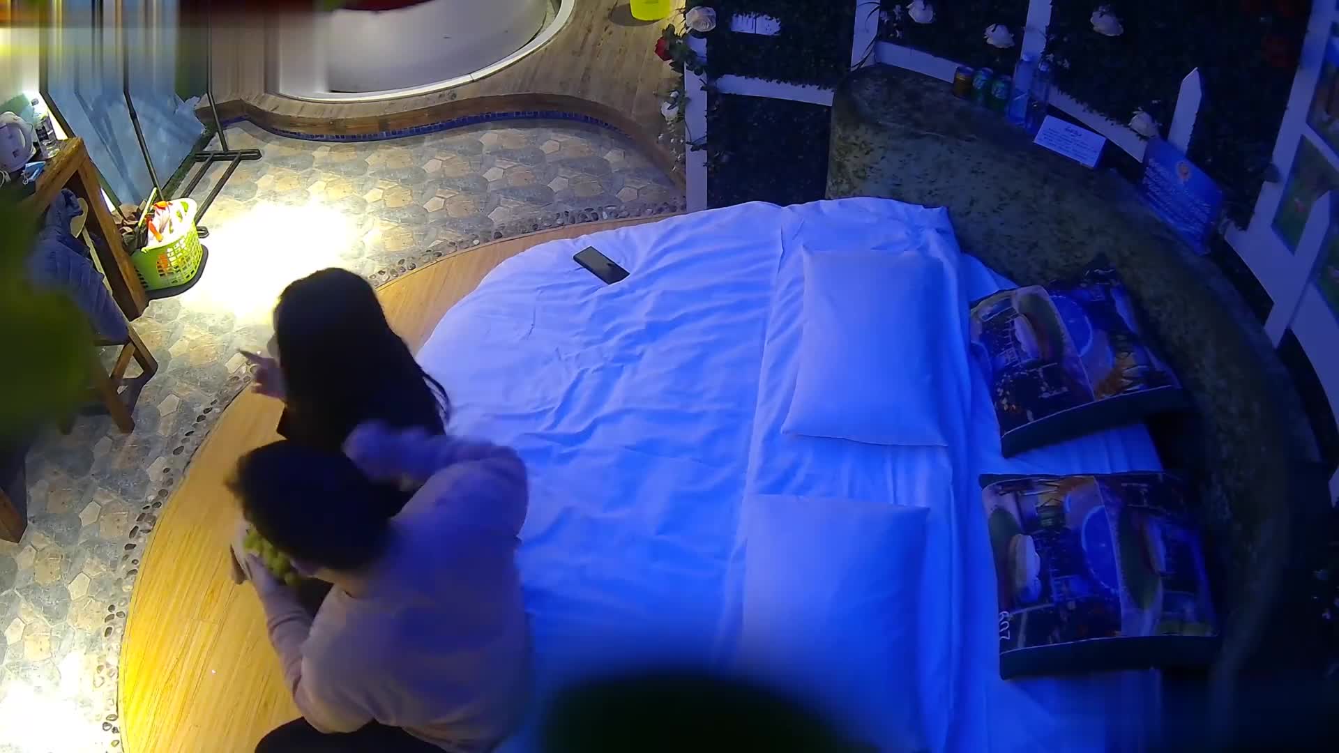 精品针孔偷拍反差少妇系列小胖哥约情人开房偷情啪啪反差少妇身材苗条奶子很大原味骚逼很骚小胖哥立马上床按倒美女少妇就提枪直入爆插蹲在地上伸出三寸不烂之舌在骚逼疯狂舔吸淫穴里的淫水 #酒店偷拍