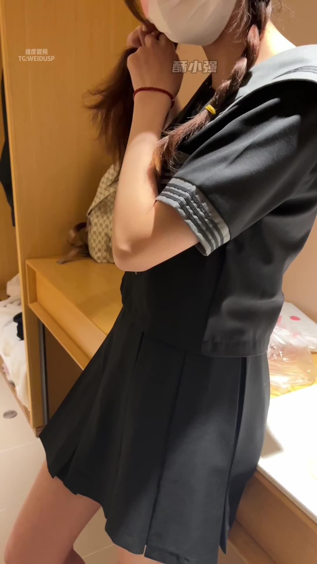 「酥小强」付费私拍 线下专约素人模特足交抚摸调情【第四弹】［作者名称］: #酥小强［特色标签］: #足交 #白丝 #黑袜 #白袜