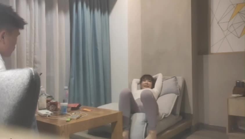酒店房间里的秘密小哥约炮良家小少妇，这少妇身材保养的太棒了，穿着瑜伽裤，屁股翘奶子又大，好久没看到这么完美的身材了，小哥也是开心的不得了，搂着少妇手不停的抚摸，在床上两人互相舔完对方的性器官，小哥开始猛插少妇，各种姿势不停变换着，避孕套换了一个又一个，操到少妇表情十分销魂，淫叫声尖叫起付