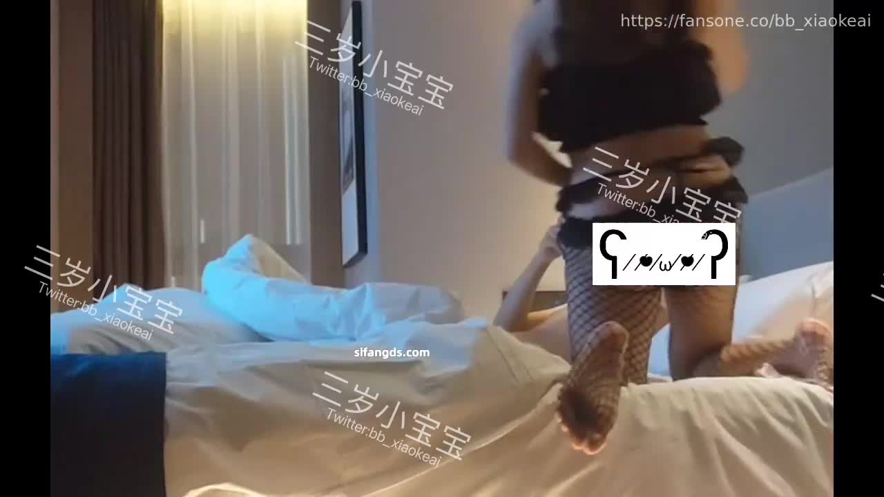 人气已婚博主，【三岁小宝宝】，约炮草粉+超懒小哥哥，完美露脸，酒店内活色生香［作者名称］: #三岁小宝宝［特色标签］: #黑丝 #白丝 #渔网