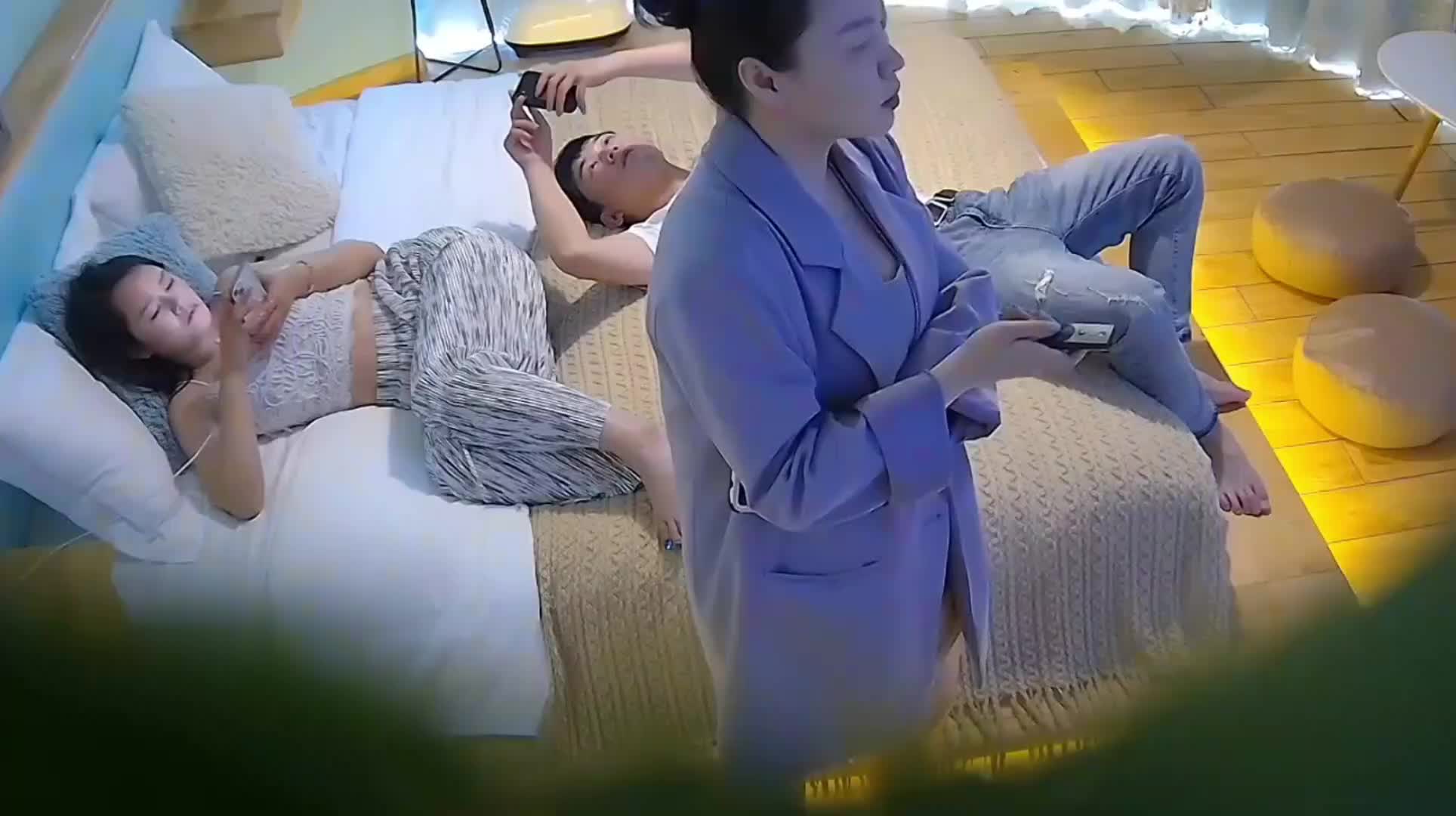 国产偷拍 会员精品御姐预览帅气的小伙谈了个极品御姐女友，白天在外逛街按耐不住性欲，拉着女友就酒店开个钟点房。工作人员刚走就迫不及待的调戏着御姐，非常坏的一个小弟弟，御姐特喜欢，拔开衣服漏出那双大乳房，真的好美。男友爱不舍手抚摸，猴急的把内裤都不脱无套大肉棒抽擦。小伙子就你这战斗力绝对满足不了御姐骚货。这御姐也算少妇天花板之一了 #酒店偷拍
