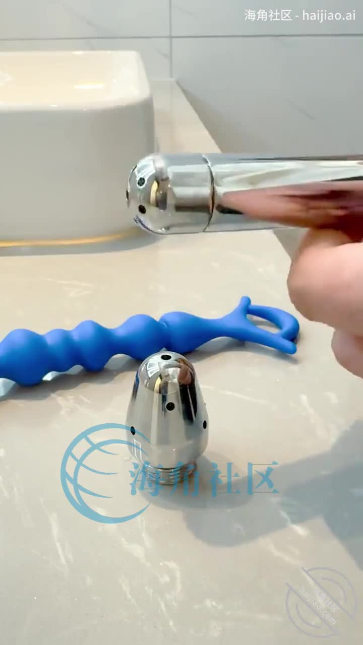 04月14日新品】，乱伦大神【会喷水的亲姐姐】钻石贴，好利来制服灌肠肛交和插着尾巴夹着乳夹取快递老家玩刺激