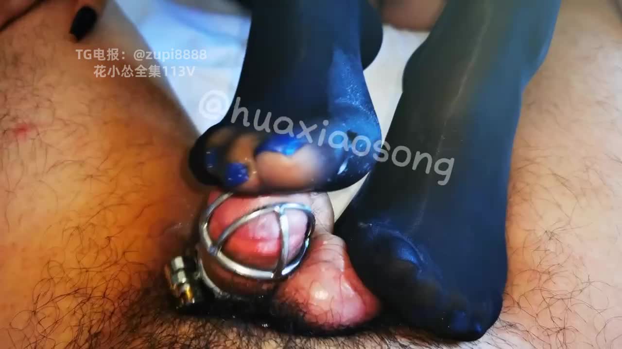 「花小怂」「huaxiaosong」高超足榨手榨龟头责调教，骚逼还被土豪加钱日了［作者名称］: #花小怂［特色标签］: #足交 #美腿 #肉丝 #黑丝 #白袜 #白丝