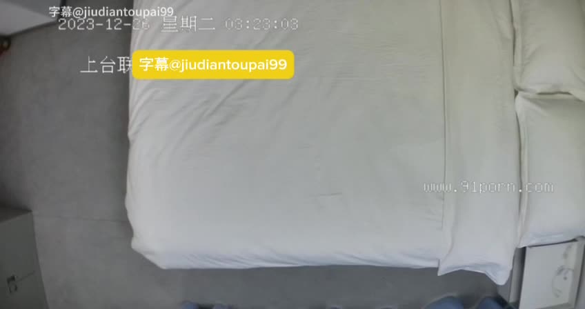 #上帝视角 #酒店偷拍 #偷拍字幕 早期酒店偷拍，这是上面那个圣诞服。刺激有对白，有字幕