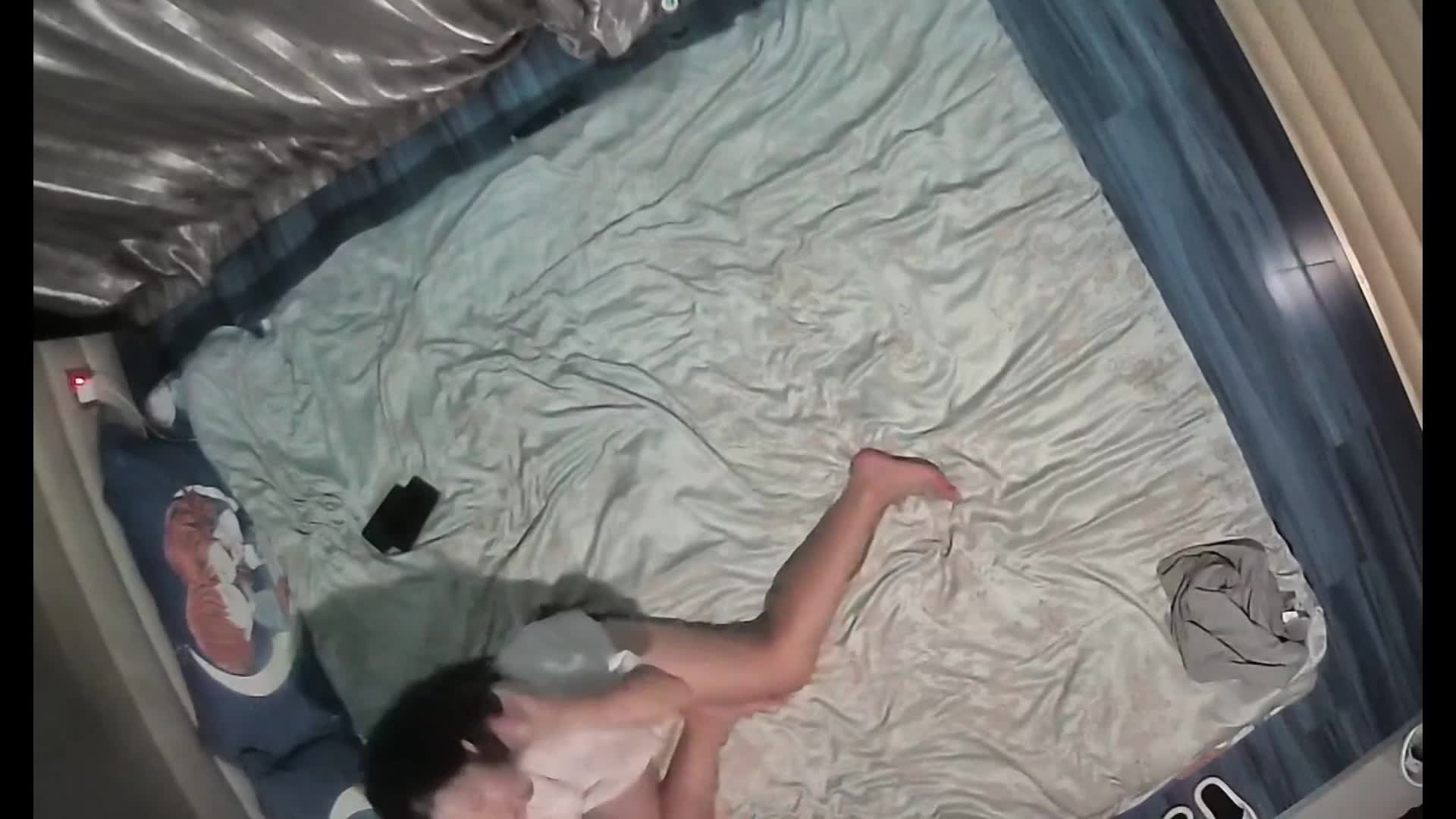 国产针孔偷拍 反差少妇系列    风骚少妇与情人开房偷情 反差母狗少妇自带着JK女仆制服诱惑炮友 在床上躺着姿势骚味十足 男友拿着情趣震动棒在骚逼上摩擦插入淫穴里面挑逗 直到淫水部满骚逼里外 然后再把硬大屌插入淫穴 疯狂爆插 淫叫声非常动听诱人 男友也是越插越来劲 一下一下直抵骚逼深处 最后把精液内射进去骚逼里面 完事后两人还躺床上淫语对话撩骚  #酒店偷拍