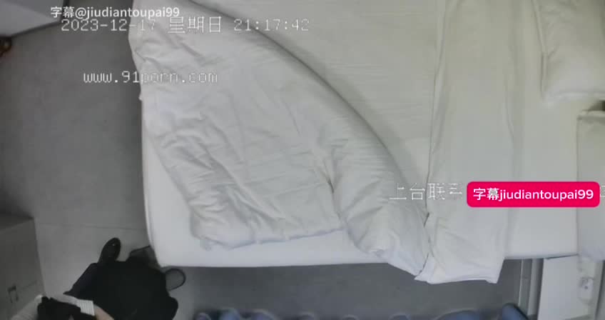 酒店偷拍 上帝视角小情侣床上小护士情趣衣。开着红色灯光。#酒店偷拍