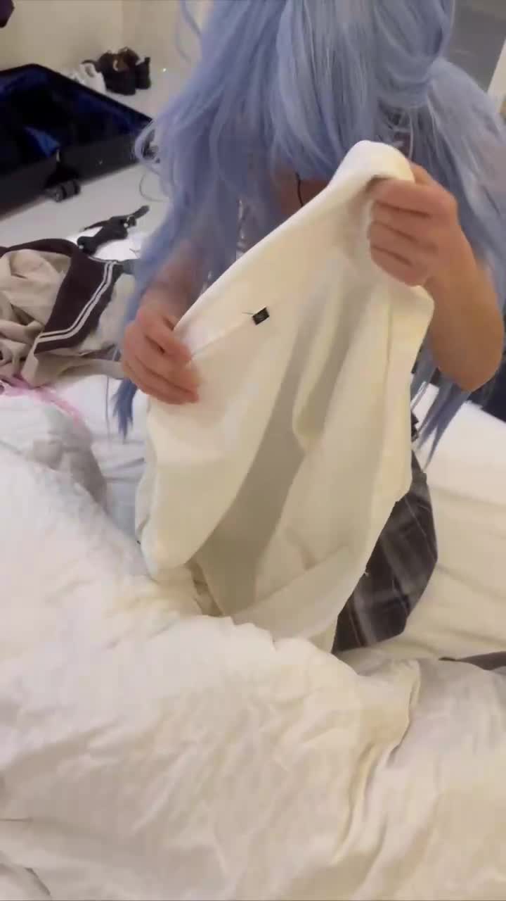 厄运缠身 「人类残次品」，“无套比带套号”极品蓝色白丝JK妹妹被后入顶宫内射［作者名称］: #人类残次品［特色标签］: #cos #白袜 #内射