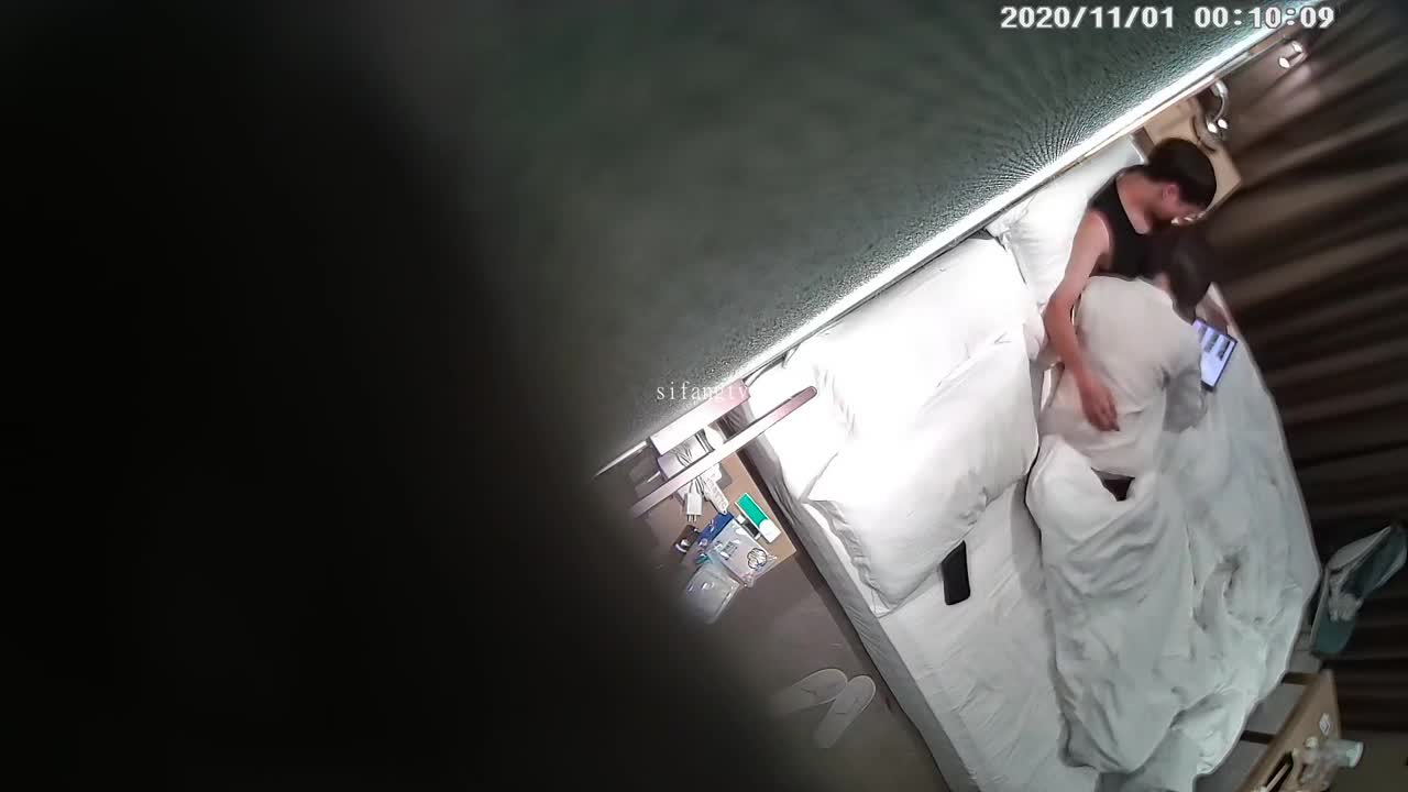 360绝版 落地窗大床房#偷拍#熟女 少妇与男炮友偷情 换上情趣内衣 头带兔耳朵化身#反差 小白兔 一对又大又白的奶子若隐若现 男友不脱衣服就迫不及待的开操 有了情趣内衣的加持操的更卖力 在一顿狂轰乱炸中男友缴械投降了半夜时还是按耐不住又干一炮  #酒店偷拍 #推荐