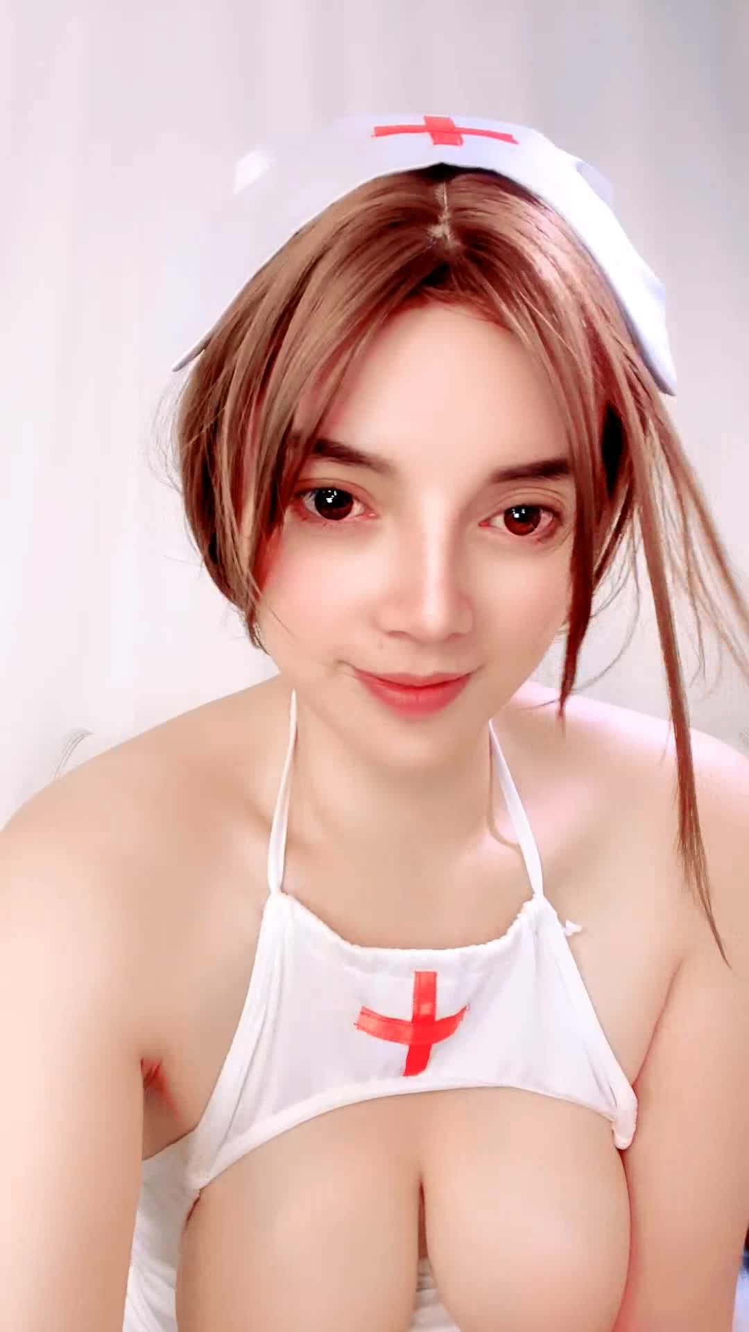 中俄混血大奶小妹的诱惑，穿着情趣护士制服诱惑，揉奶玩逼掰开给狼友看，跳蛋摩擦浪叫呻吟，精彩不要错过
