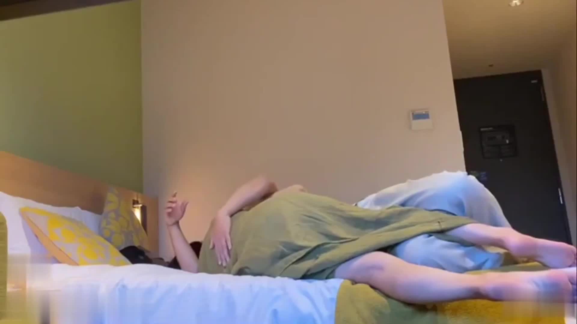 真实偷拍 泄密居家熟女点赞福利爱吃大屌的气质美少妇趁老公长期在国外约啪大屌大叔，口活一级棒，长时间