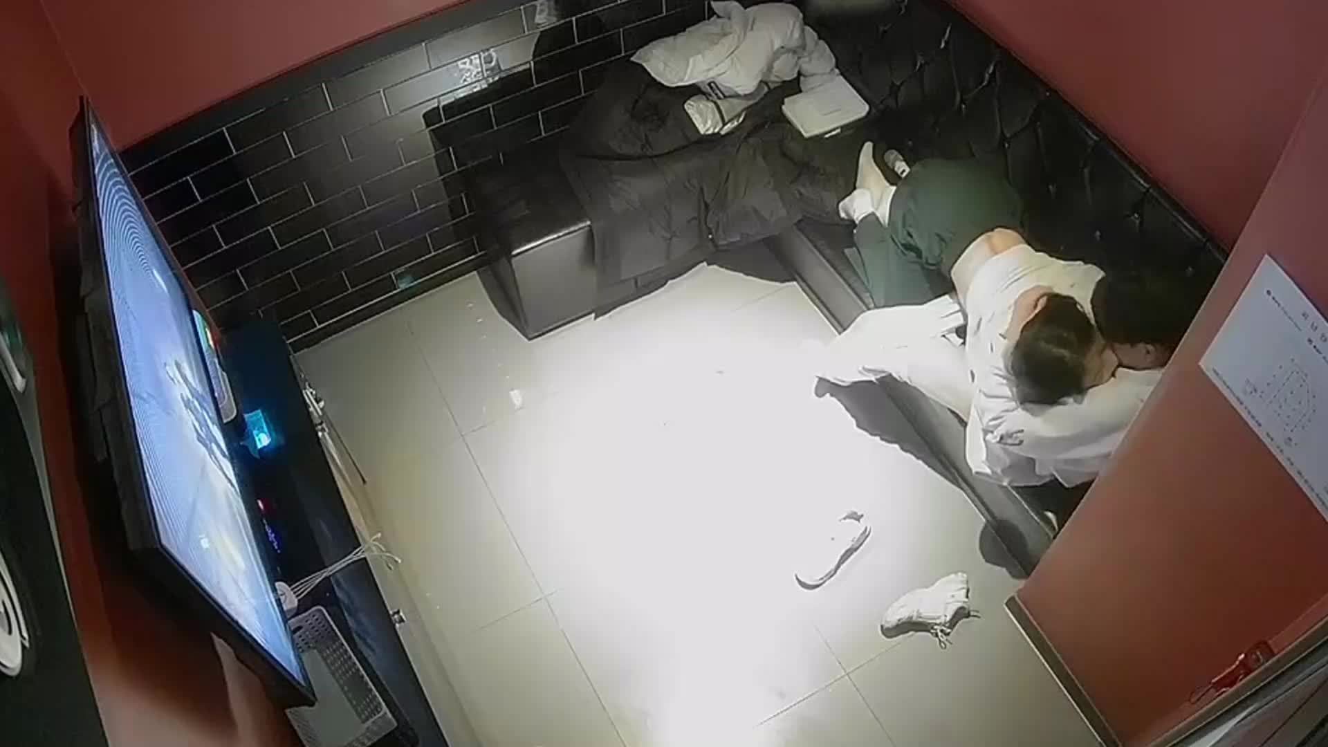 精品偷拍 破解摄像头太过刺激，在校大学生包厢约会。女友真的极品中的下战斗机。以为没有摄像头，沙发上猛含大肉棒。直接性爱现场变成了直播现场。娴熟的手法撸着男友的肉棒。口爆现场真的骚。看来没少干这事。女友那双丰满的巨乳 真的想上去摸两把 #酒店偷拍 #推荐