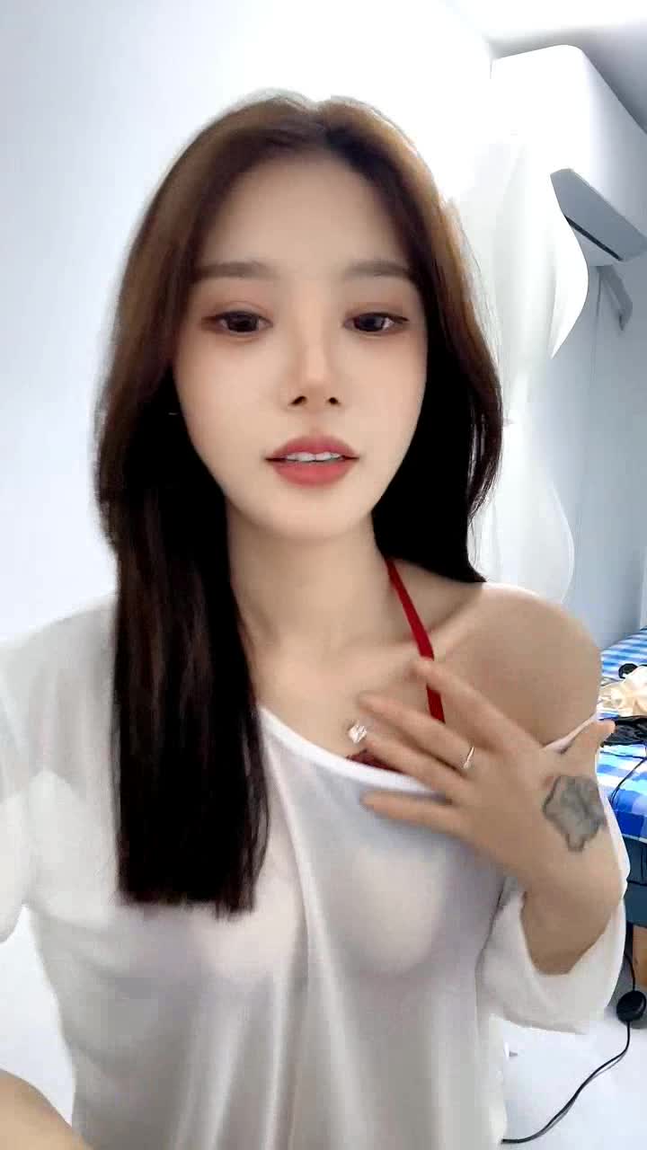 极品纹身女一个人在家发骚诱惑狼友，听指挥脱光光揉奶玩逼，掰开给狼友看特写，道具抽插浪叫呻吟精彩不止