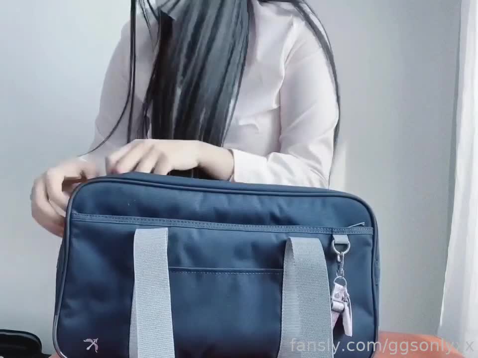 #Ggsonlyxx | #自慰一名高中女生在书包里发现了一个猫爪形状的振动器。2022.04
