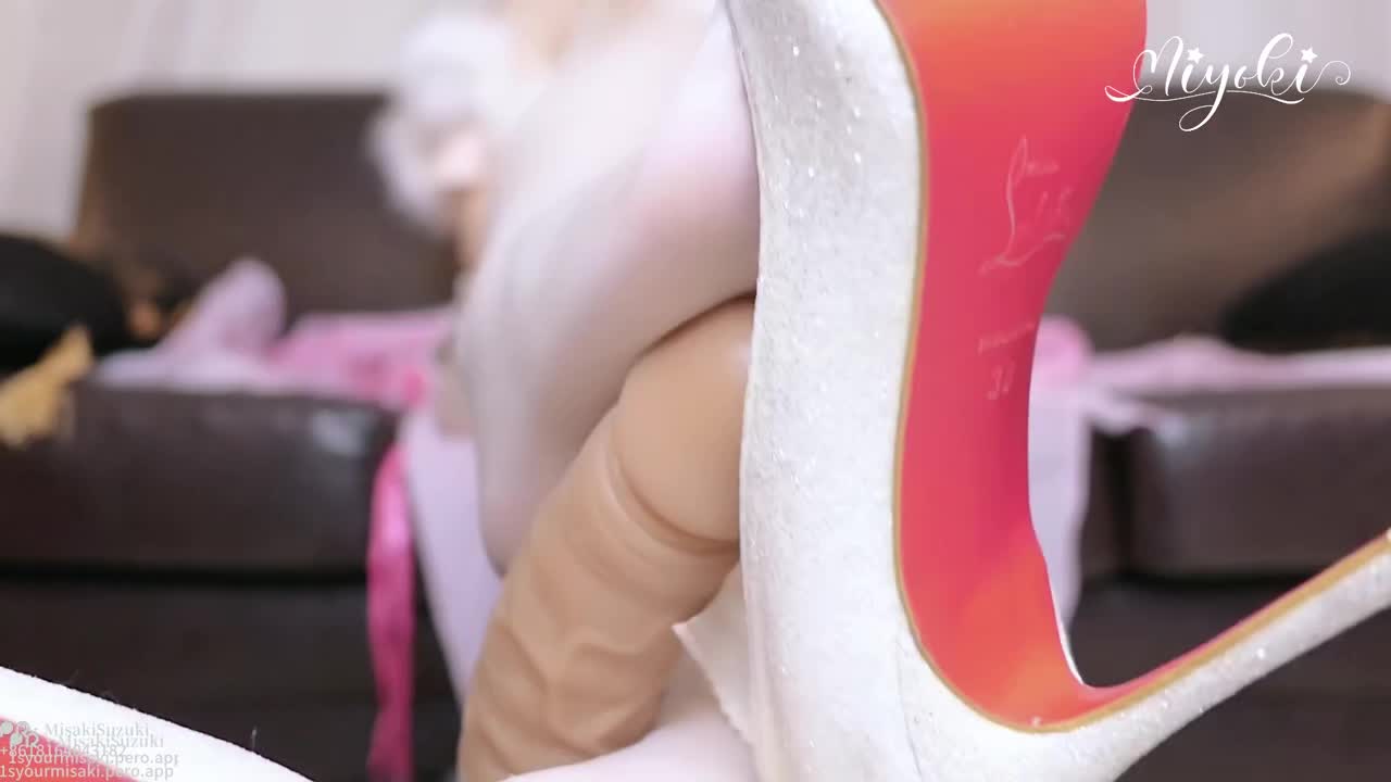 #铃木美咲 Cos胡桃，高跟白丝夹弄假鸡鸡，挑逗得欲火难耐