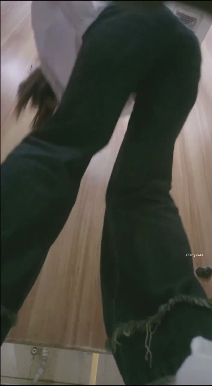 商场女厕全景后拍5位美少妇嘘嘘 全是几个粉嫩的鲍鱼