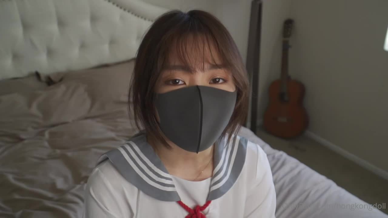 #玩偶姐姐 #hongkongdoll JK制服裹身，白丝袜勾魂，镜头贴近她娇喘连连的第一视角，挑逗你的每一根神经